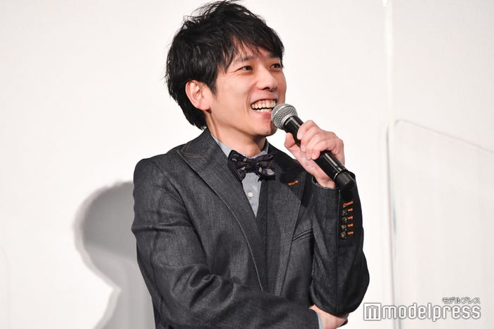 「笑顔がチャーミング」と瀬々敬久監督から褒められて照れる二宮和也 (C)モデルプレス