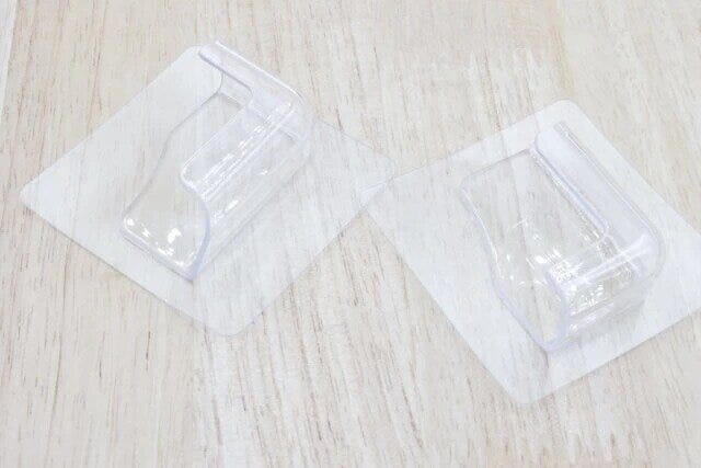 ダイソーのクリアなスマホホルダー（粘着タイプ）