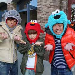 番組MCのさまぁ~ずとUSJを満喫するaiko(写真中央)【モデルプレス】