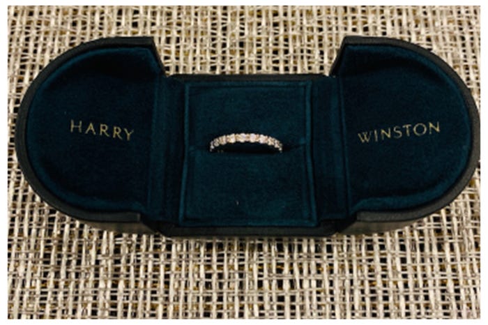 小林麻耶が受け取った結婚指輪/小林麻耶オフィシャルブログより