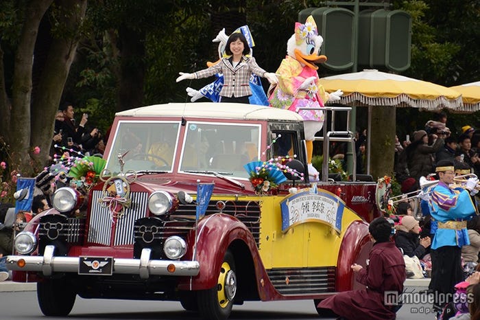 速報 ディズニーの15年開幕 お正月パレードスタート モデルプレス