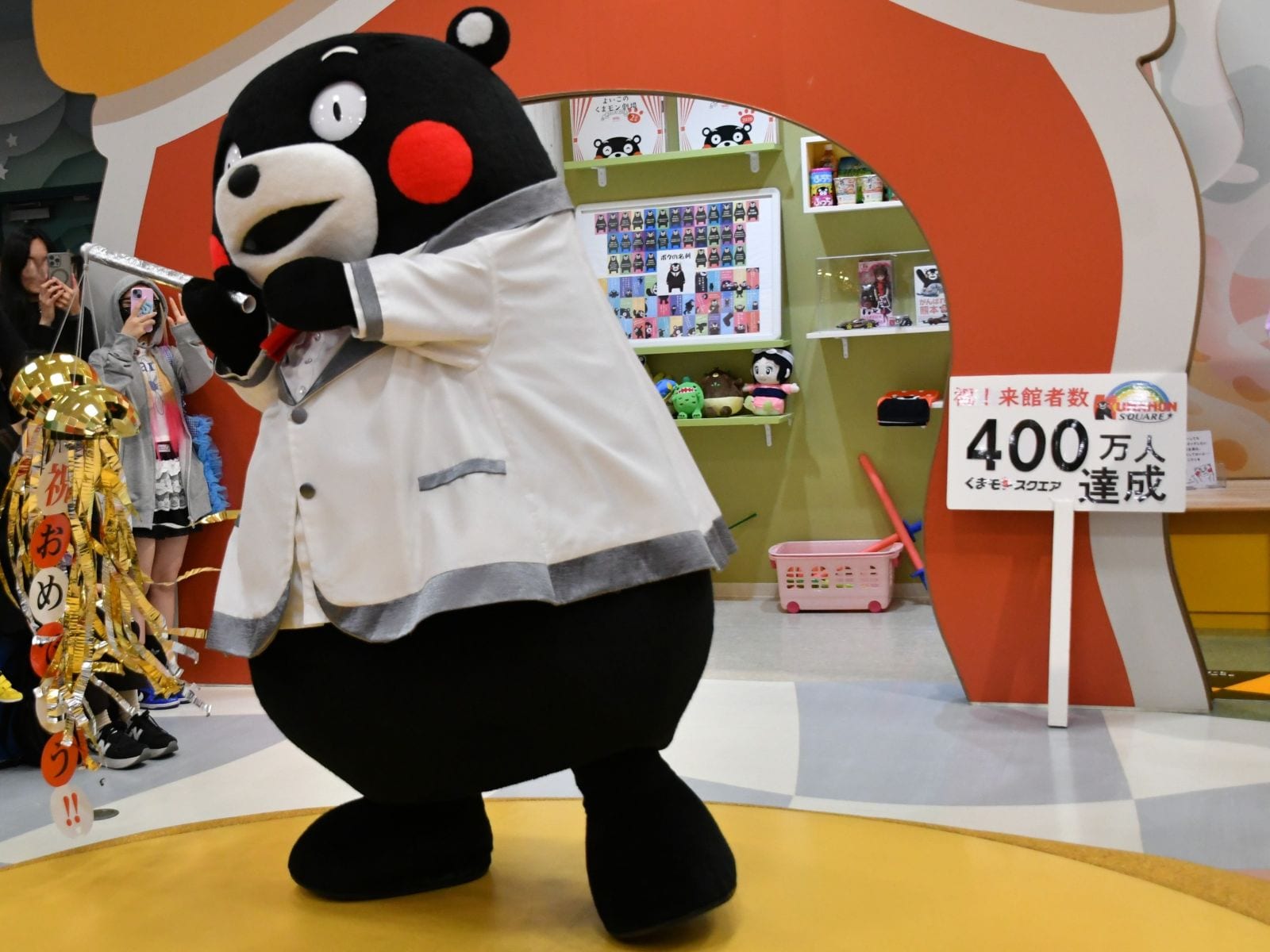 くす玉を割ってお祝い=4月28日、熊本市