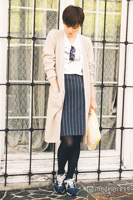 ニットカーディガン¥5,900、ロゴ入りTシャツ ¥2,900(期間限定セットで購入すると¥5,900+tax)