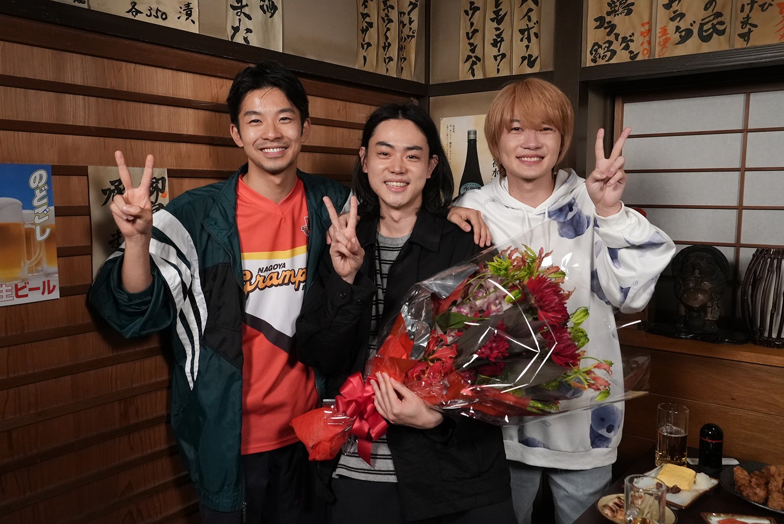 菅田将暉「コントが始まる」クランクアップ 神木隆之介＆仲野太賀を抱きしめ「こんな仲間ができました」