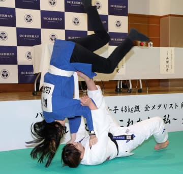 現役引退の角田夏実 柔道着で会見登場 記者に異例のともえ投げ 会見で希望者募り、5人を次々と投げ飛ば、最後は恩師も鮮やかに