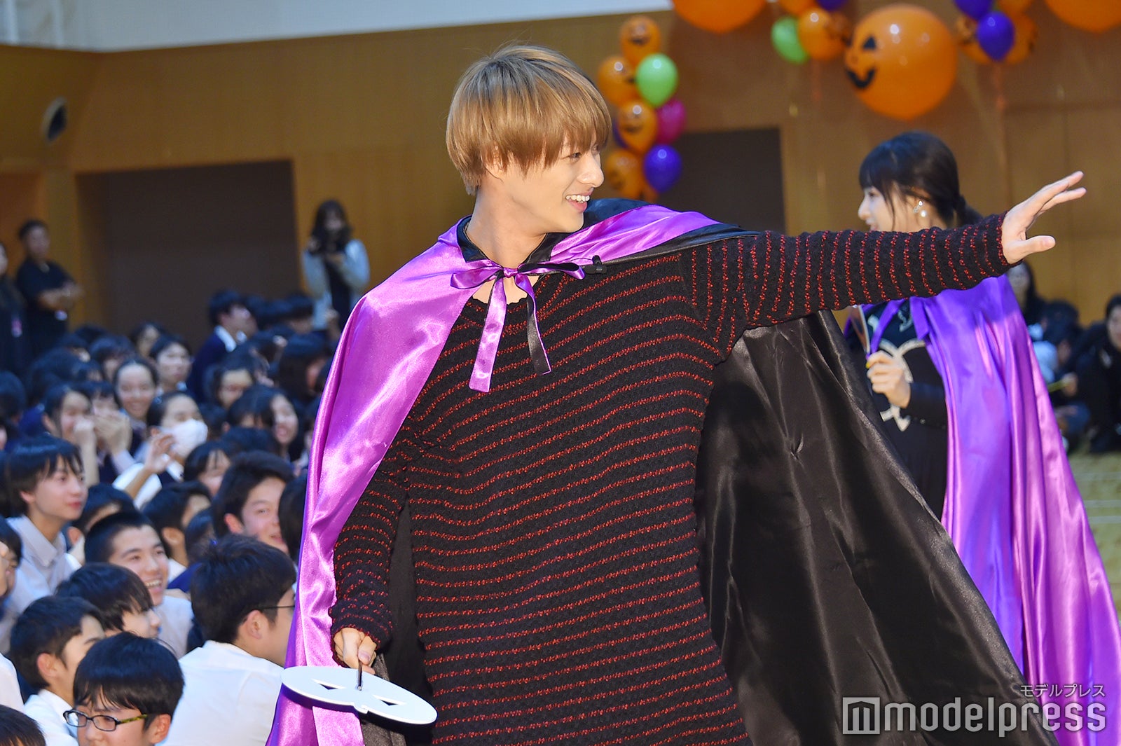 ハロウィン仮装で登場した平野紫耀（C）モデルプレス