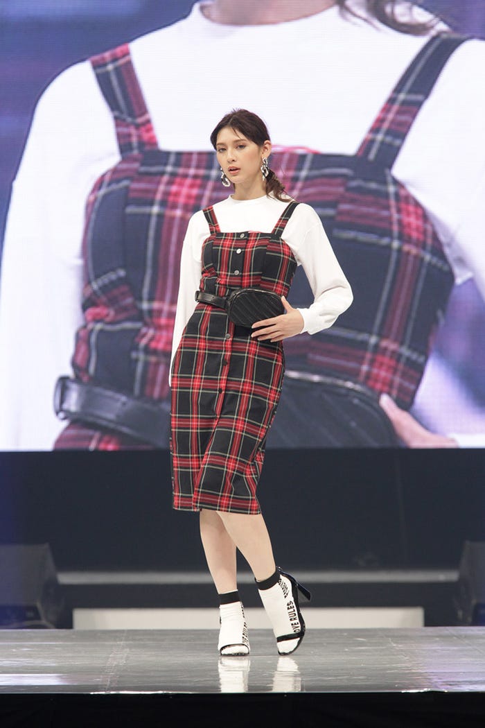 Bershkaの衣装を着用したアンジェラ芽衣(C)神戸コレクション制作委員会