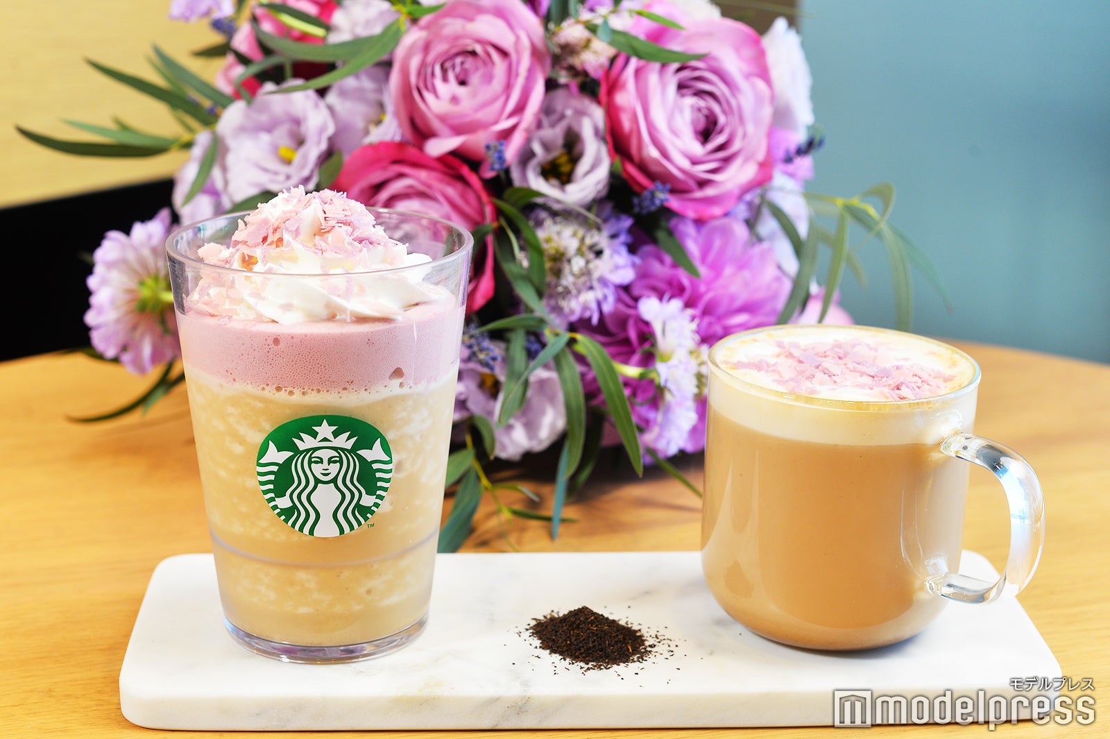 （左から）ロイヤル アール グレイ ブーケ フラペチーノ、ロイヤル アール グレイ ブーケ & ティー ラテ（C）モデルプレス