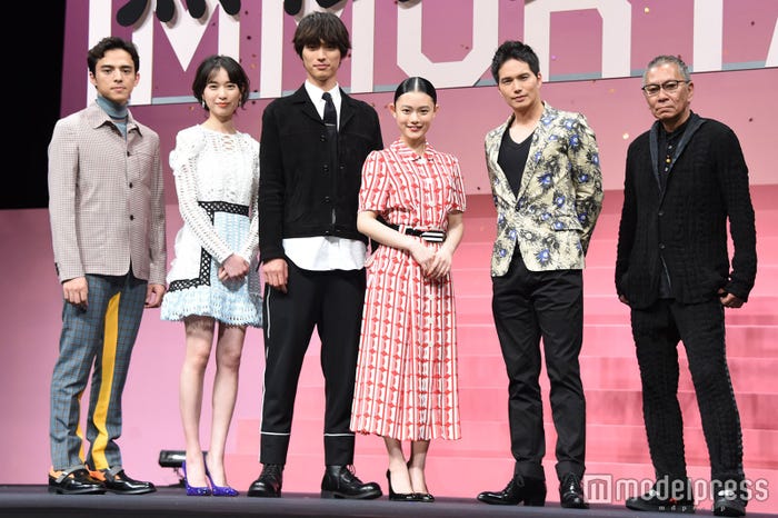 (左から)満島真之介、戸田恵梨香、福士蒼汰、杉咲花、市原隼人、三池崇史監督 (C)モデルプレス