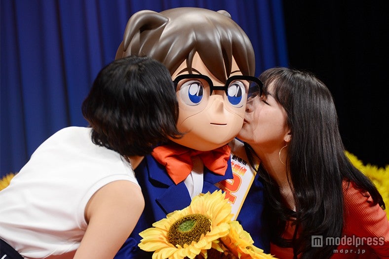 榮倉奈々と知英がコナンにキス