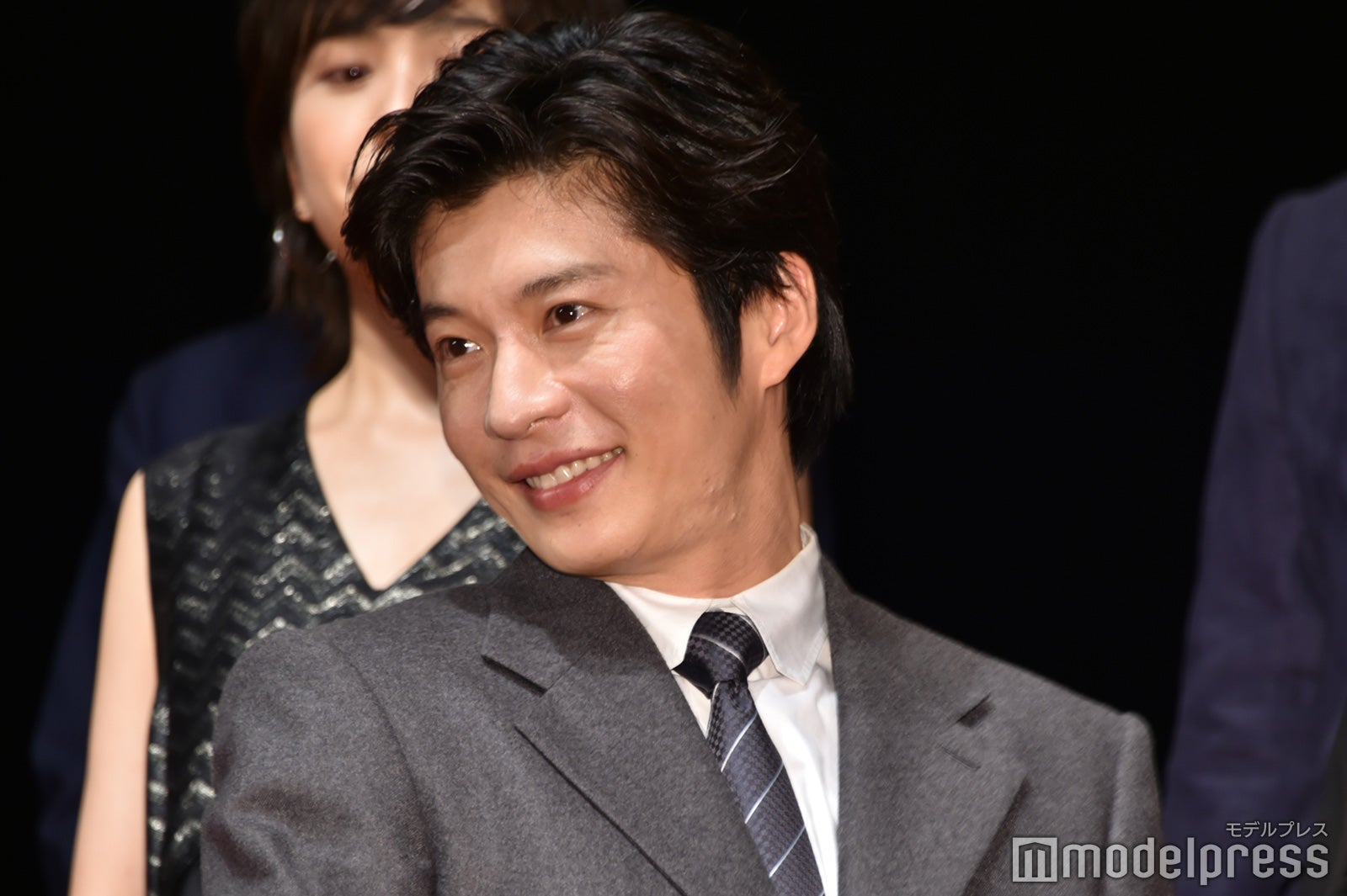 振り向きざまの笑顔を繰り返す田中圭（C）モデルプレス