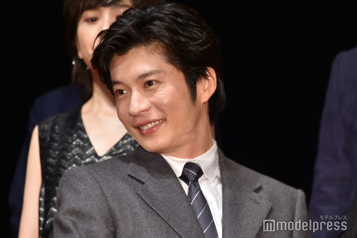 振り向きざまの笑顔を繰り返す田中圭(C)モデルプレス