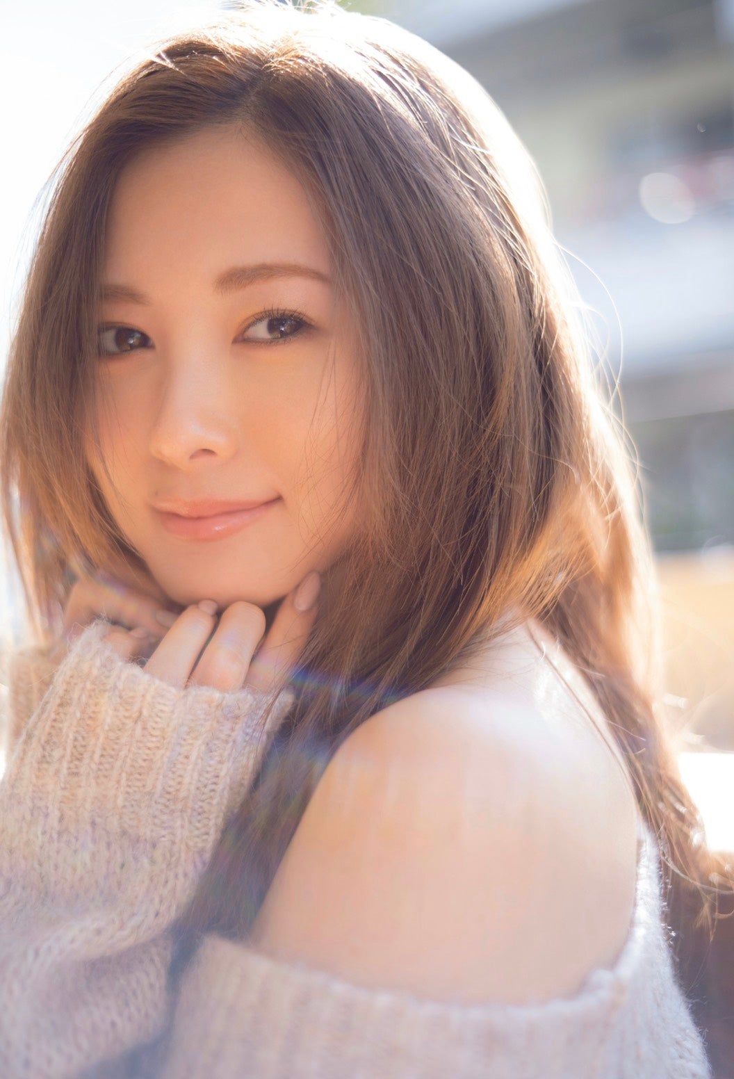 写真集女王・白石麻衣、“ヘルシー美肌”公開 乃木坂46「4週連続掲載」トリ飾る