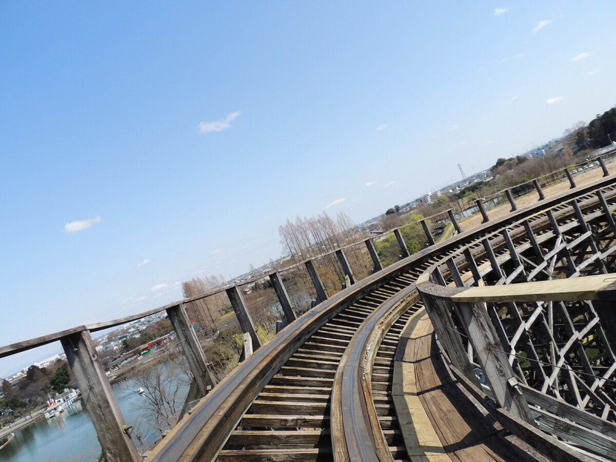 フォースダウン＆アップ後、ややヒネリを加えながら右側にカーブ。このときにパークや街の風景が楽しめます