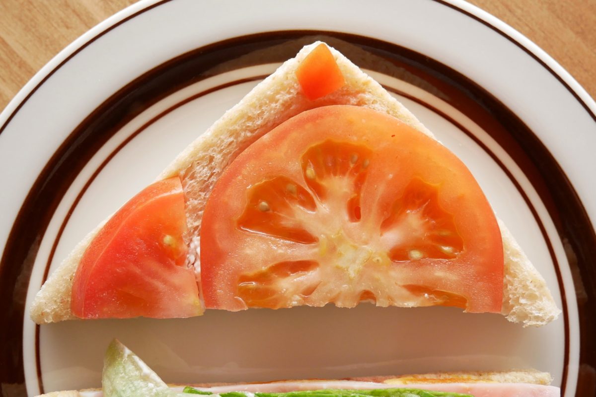 たっぷりトマトと野菜のサンド