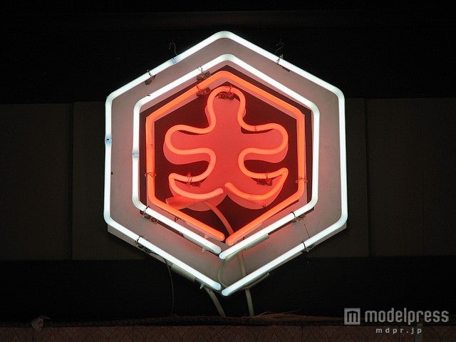 おなじみの「大」マークもアメリカン仕様のネオンサイン／photo by jmcd303