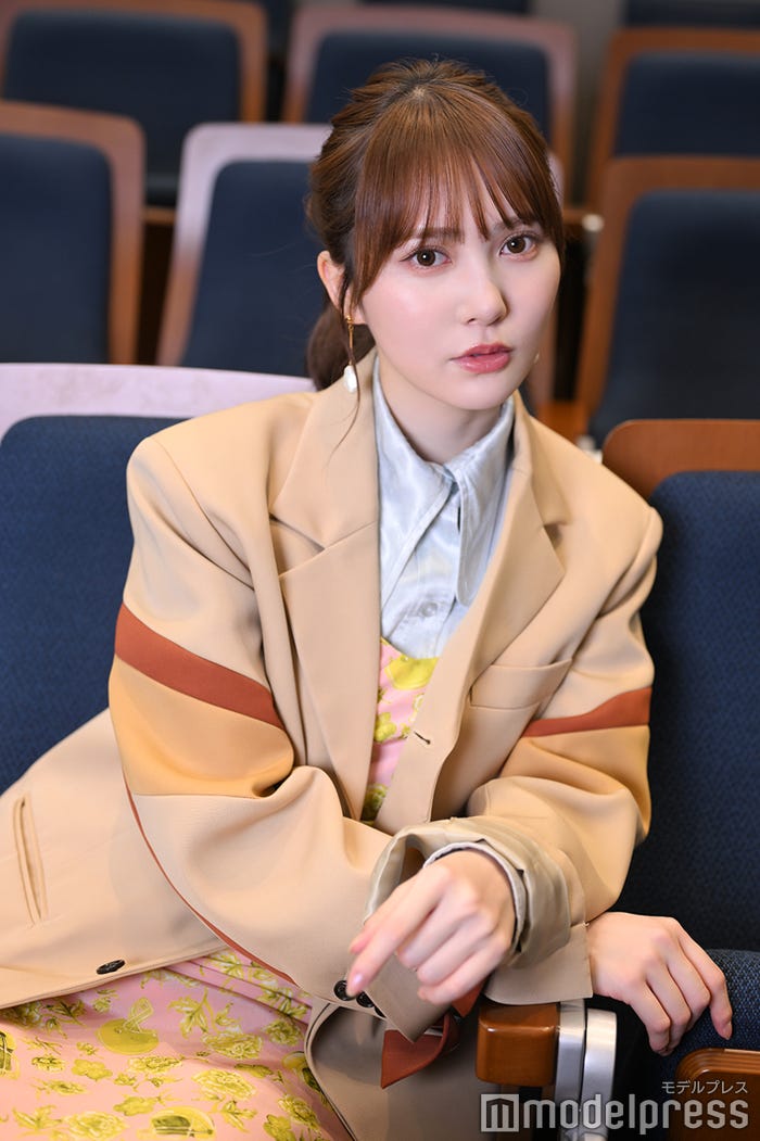 加藤史帆/キャミワンピース、ジャケット(共にBELPER)、ピアス(BIG TIME 下北沢)/HM:宇賀持萌(C)モデルプレス