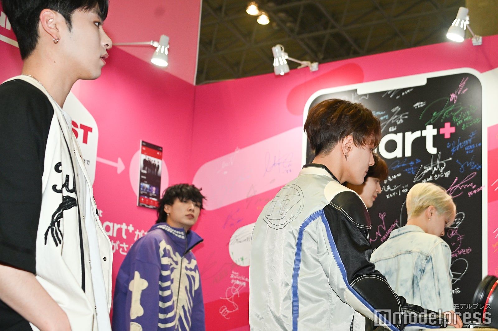 ブースを見学するiKON（C）モデルプレス