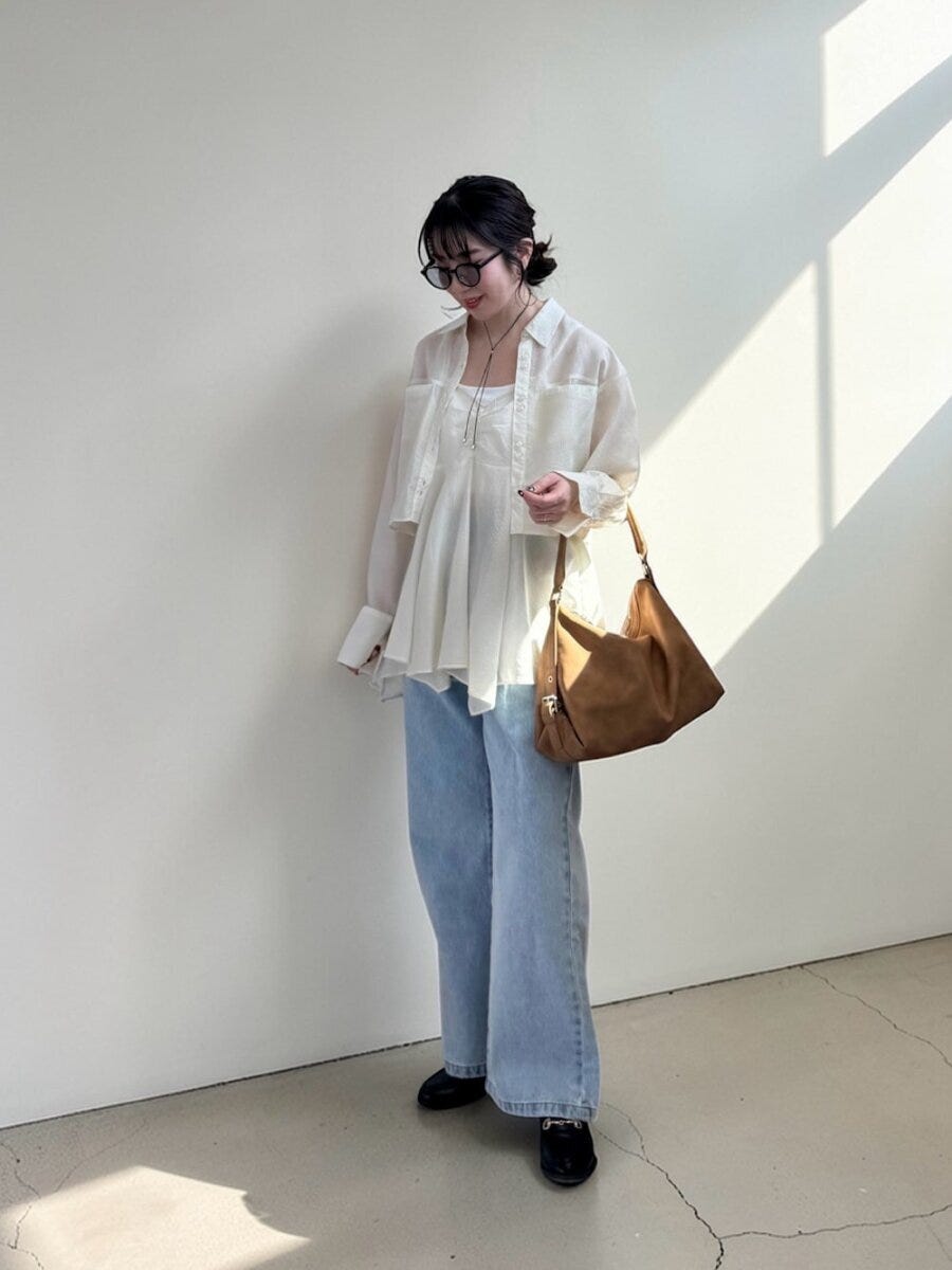 2026春大人女性おすすめシャツ羽織り白シアーコーデ