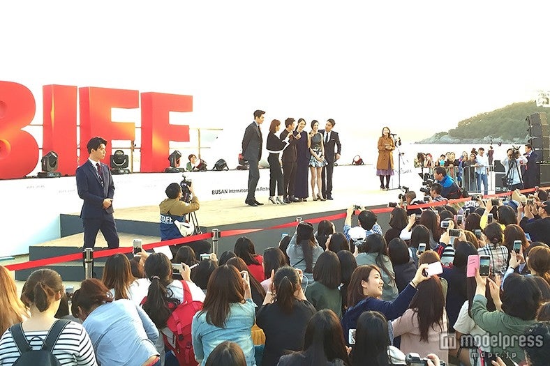 野外舞台挨拶の様子（画像提供：所属事務所）