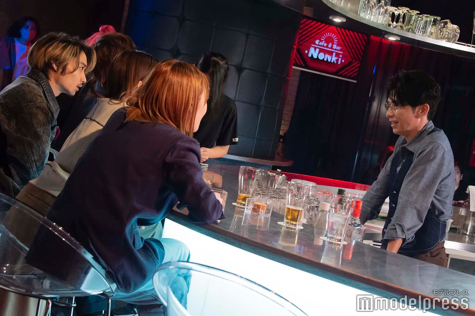 合間にもキャストに話しかける藤森慎吾（C）モデルプレス