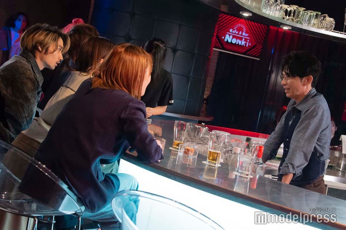 合間にもキャストに話しかける藤森慎吾(C)モデルプレス