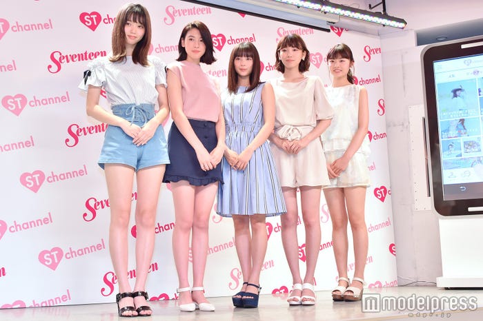 (左から)江野沢愛美、三吉彩花、広瀬すず、飯豊まりえ、古畑星夏(C)モデルプレス