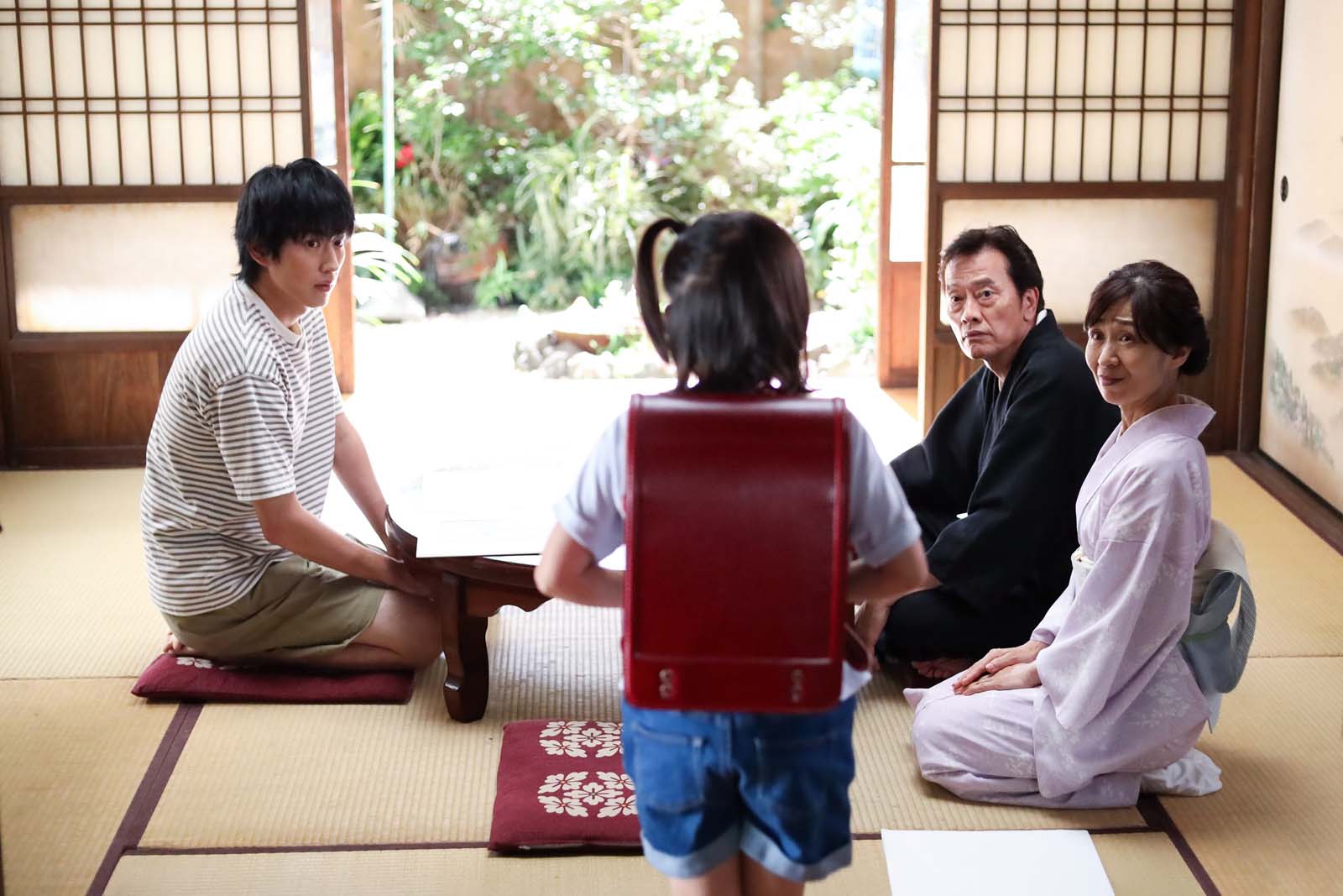 （左から時計回りに）杉野遥亮、遠藤憲一、長野里美、宮崎莉里沙「ばらかもん」第7話より（C）フジテレビ