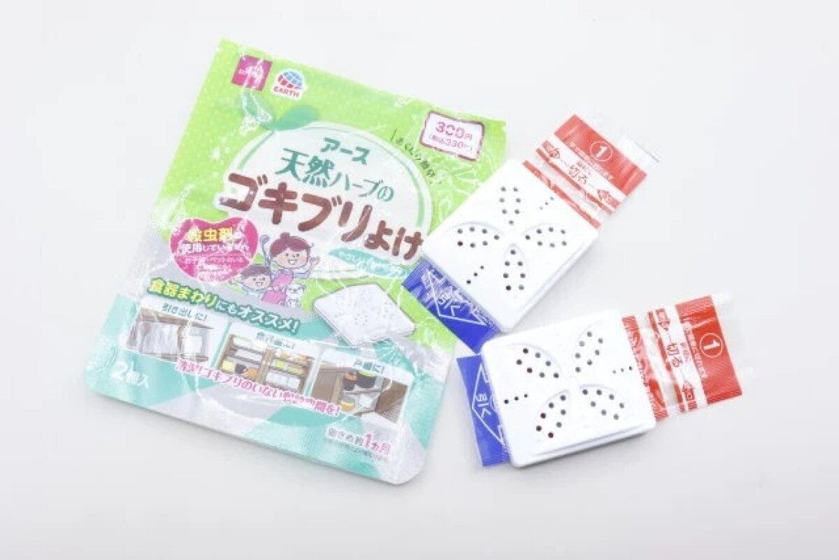アース天然ハーブのゴキブリよけのパッケージと容器2個