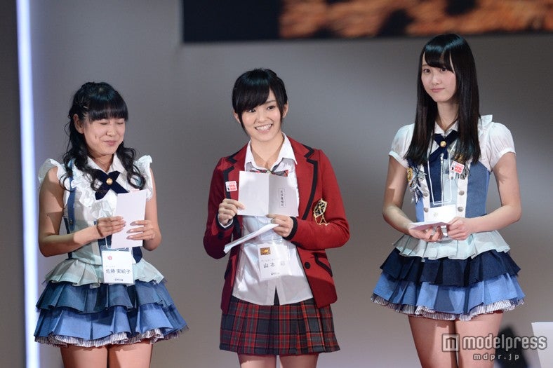須藤凜々花さんの交渉権を獲得し喜ぶ山本彩（中央）／（C）AKS