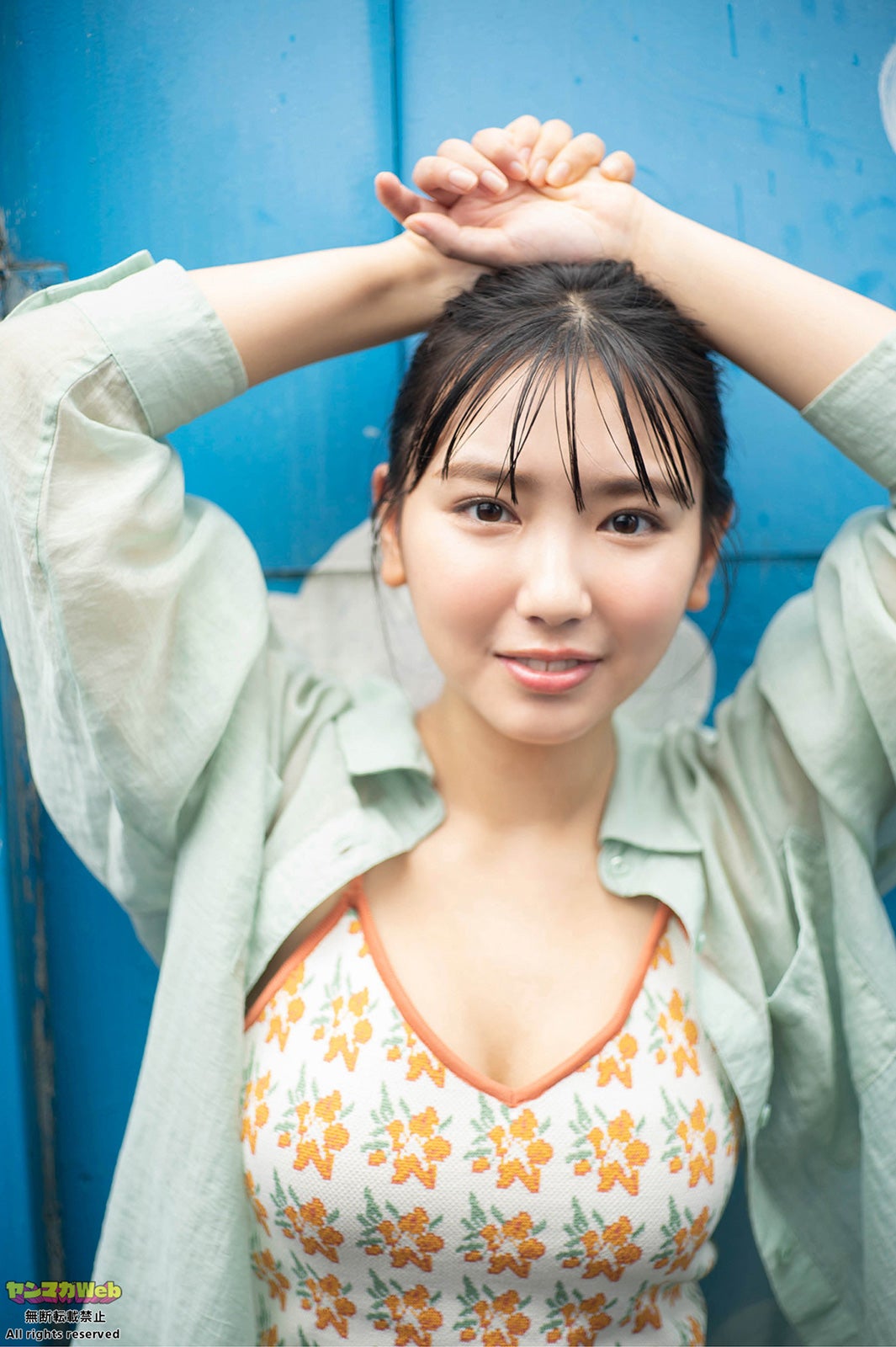 沢口愛華、遊園地で刺激的グラビア