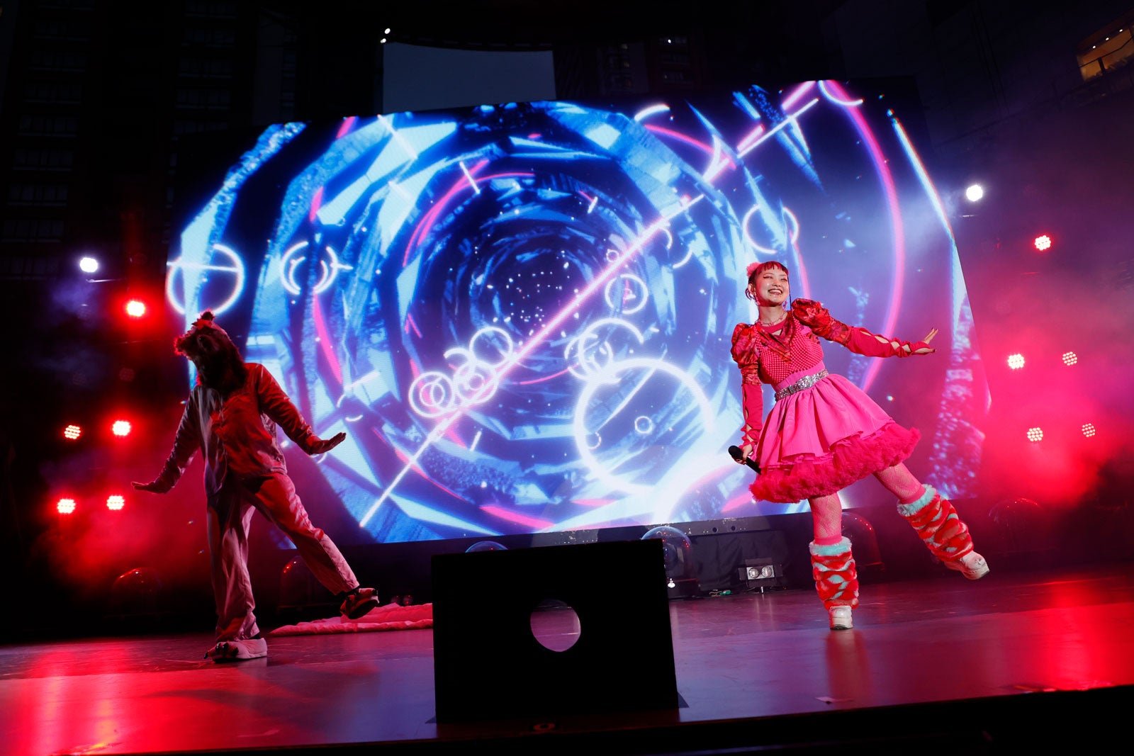 オオカミと詩羽／Photo by アンザイミキ