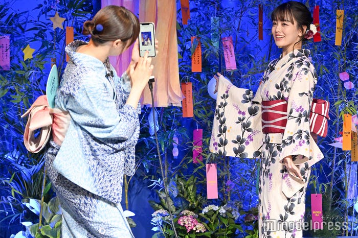 撮影する広瀬すずとポーズを決める伊原六花 (C)モデルプレス