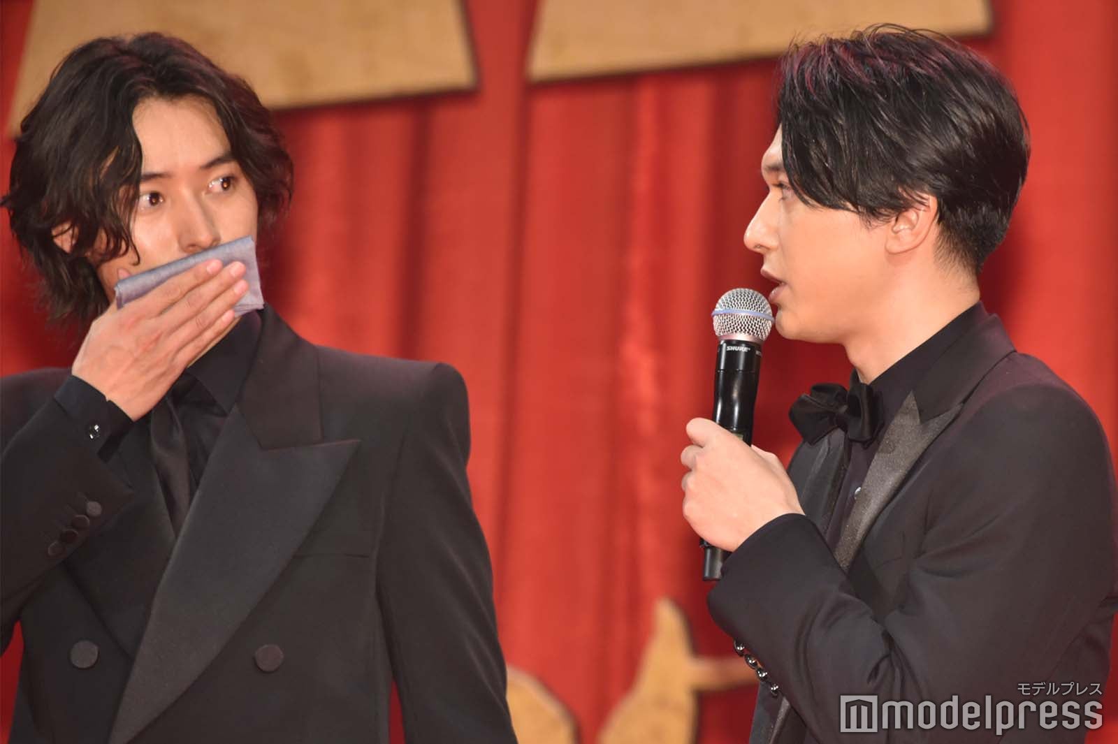 汗を拭いながら吉沢亮の話を聞く山崎賢人（C）モデルプレス