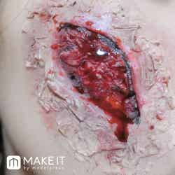 傷の内側は赤い血糊で鮮血を、外側は黒い血糊で凝固した血を表現 ／写真・mari（C）メイクイット
