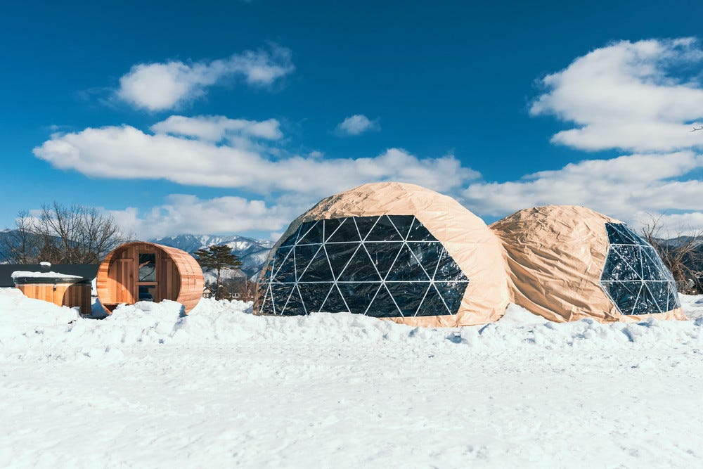 長野白馬にグランピング施設「From P」雪景色の中で“ととのう”サウナ付きドームテントも