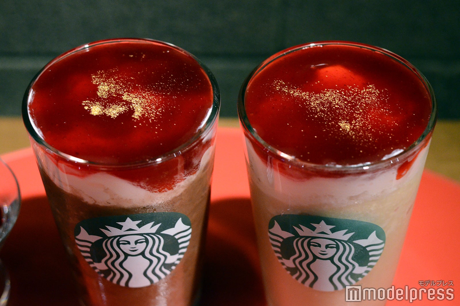 （左から）ルージュ オペラ フラペチーノ、ルージュ ホワイト オペラ フラペチーノ（C）モデルプレス