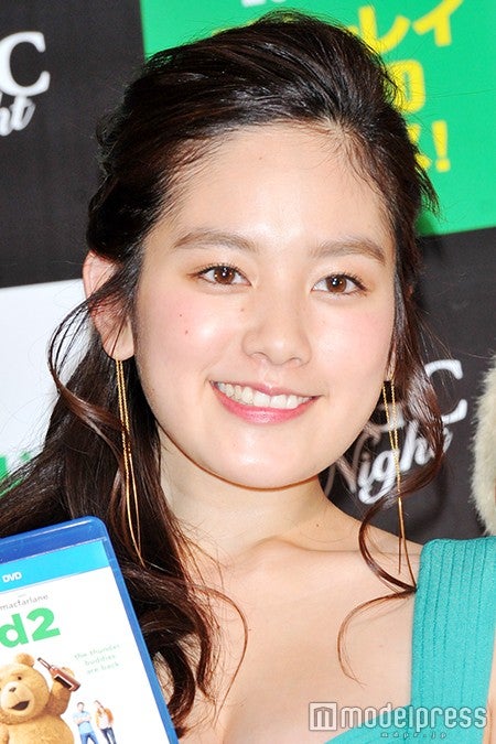 エレガントなゴールドのロングピアス／筧美和子（C）モデルプレス