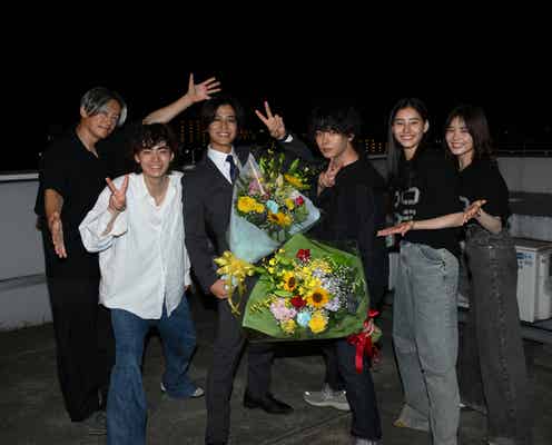 King & Prince高橋海人・中村倫也、笑顔でクランクアップ “チームDOPE”駆けつける【コメント】