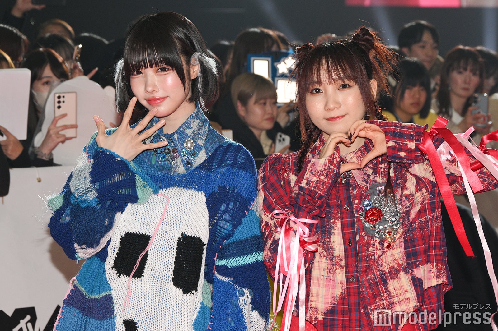 ano（あの）＆幾田りら、コラボ賞受賞で華やか衣装姿【MTV VMAJ レッドカーペット】