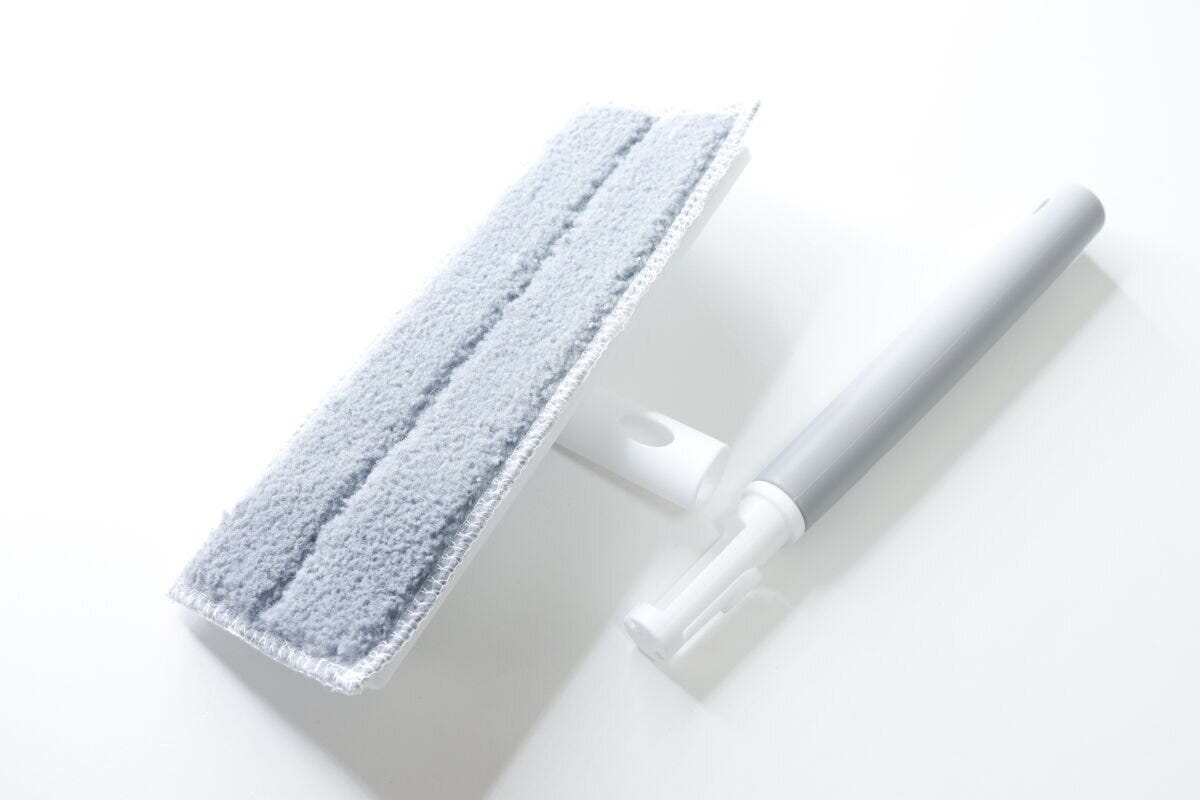白い背景に置かれた「首振り網戸クリーナー」のヘッドと柄の部品