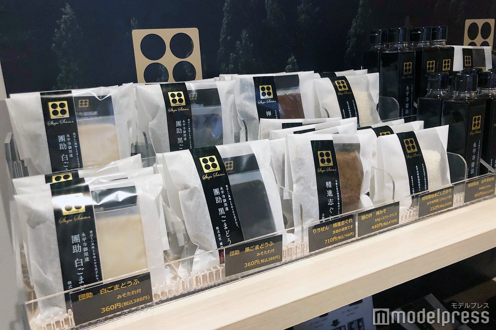 売店で手に入る地元名物のごま豆腐はお土産にも◎（C）モデルプレス