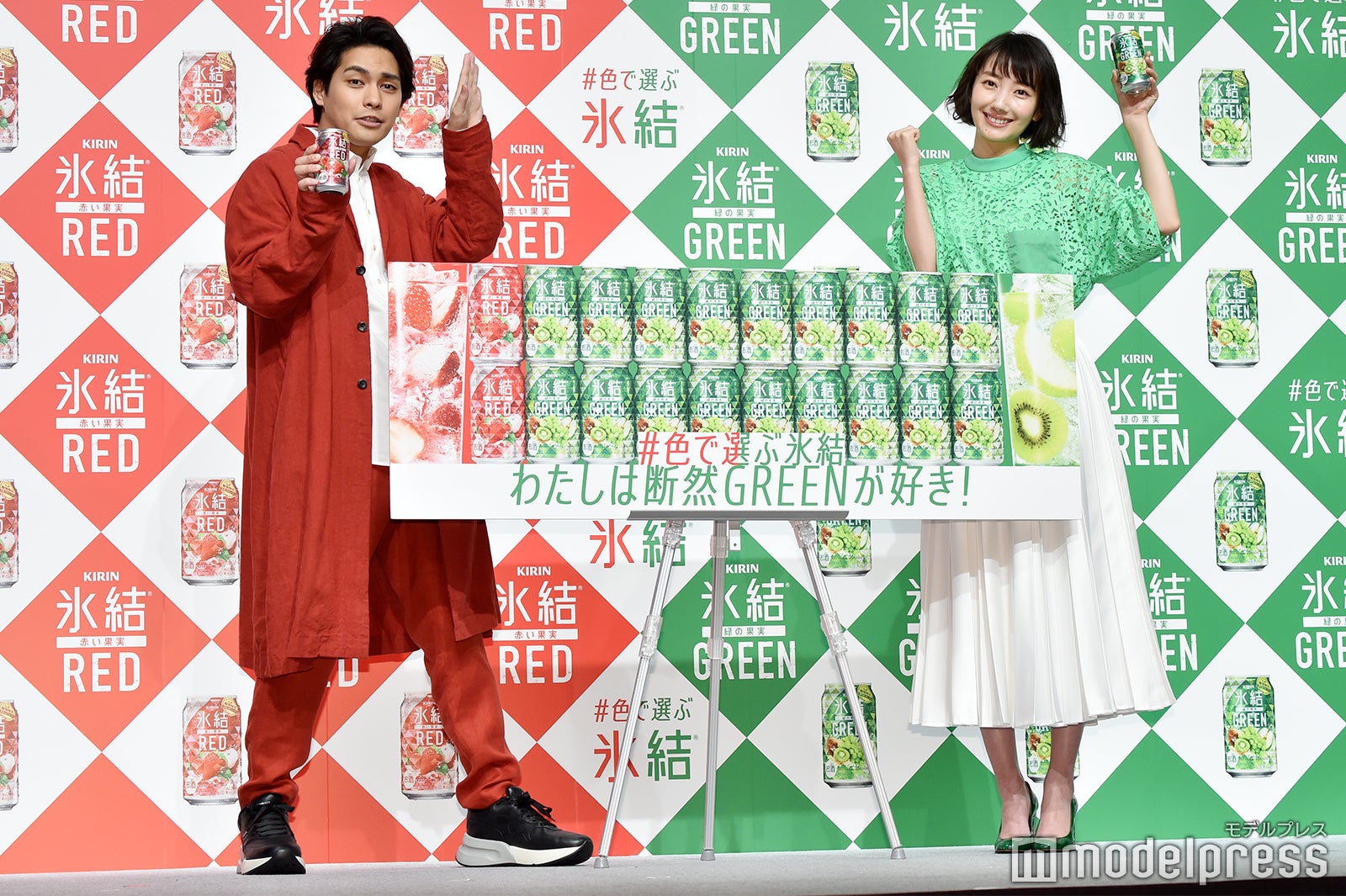 柳楽優弥 波瑠 赤 緑の鮮やか衣装で登場 色 の楽しさを語る モデルプレス 柳楽優弥 波瑠 赤 緑の鮮やか衣装で登場 色 の楽しさを語る モデルプレス