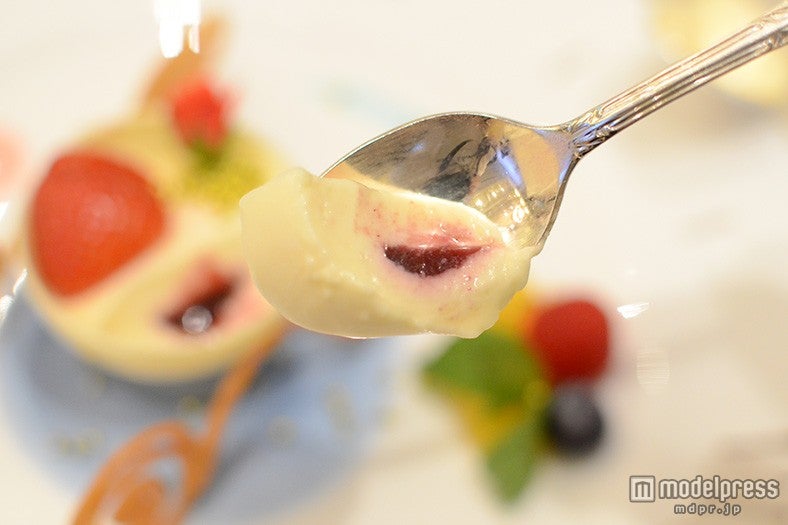 中にはブルーベリーソースが