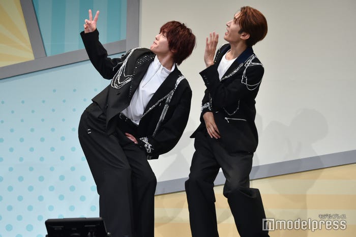 フォトセッションで一発芸「宇宙旅行」を披露する室龍太、向井康二(C)モデルプレス