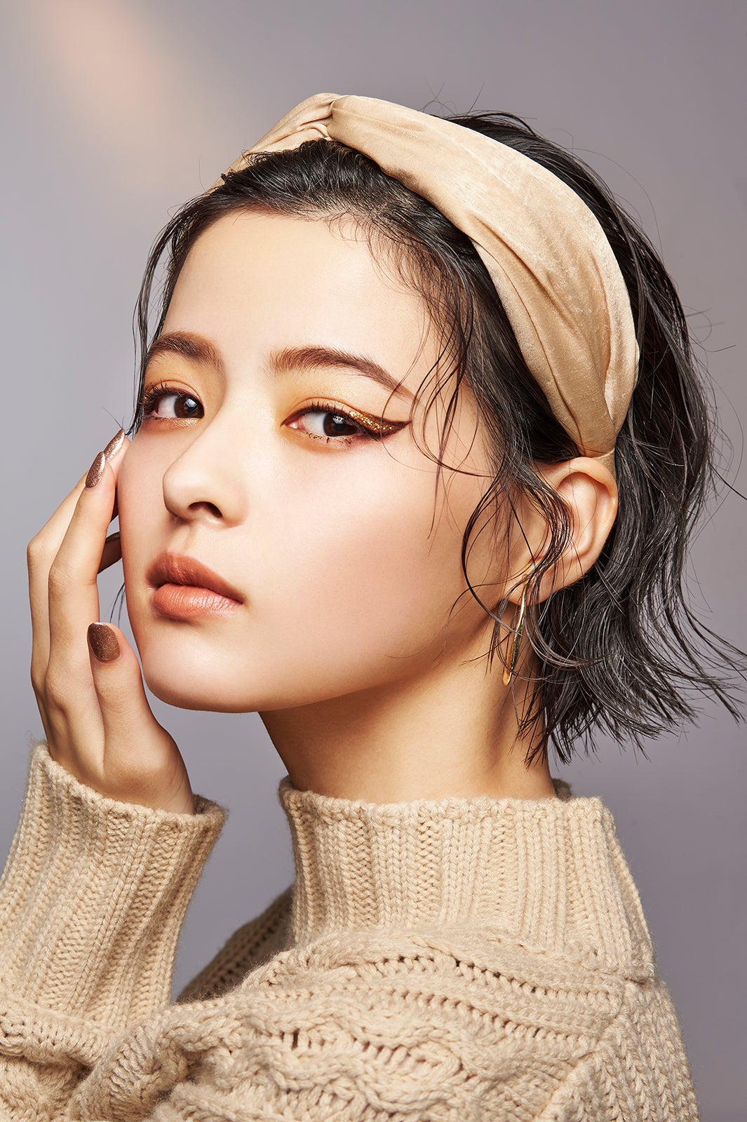 ＜MAKE UP TREND＞
ちょっと人と違う要素を取り入れた
い時は、グリッターを使ってみて！
自分の二重幅に沿ってアイラインを
入れて、目尻にポイントで使うこと
で派手すぎず、普段の洋服にも合い
ます。日常をちょっとアップデート
したいときにオススメ！
（提供写真）