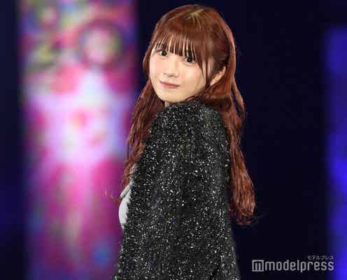 ≠ME菅波美玲、深めスリットから美太もものぞく ラメニット主役の今旬スタイル【札幌コレクション 2024 A/W】