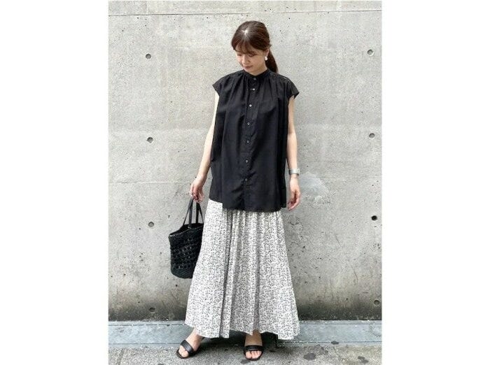きれいめ派にもシンプルなバーサンダルが一押し　出典：WEAR