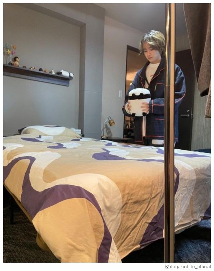 板垣李光人「silent」パンダのぬいぐるみ“捕獲”オフショット公開「湊斗くんには内緒で」