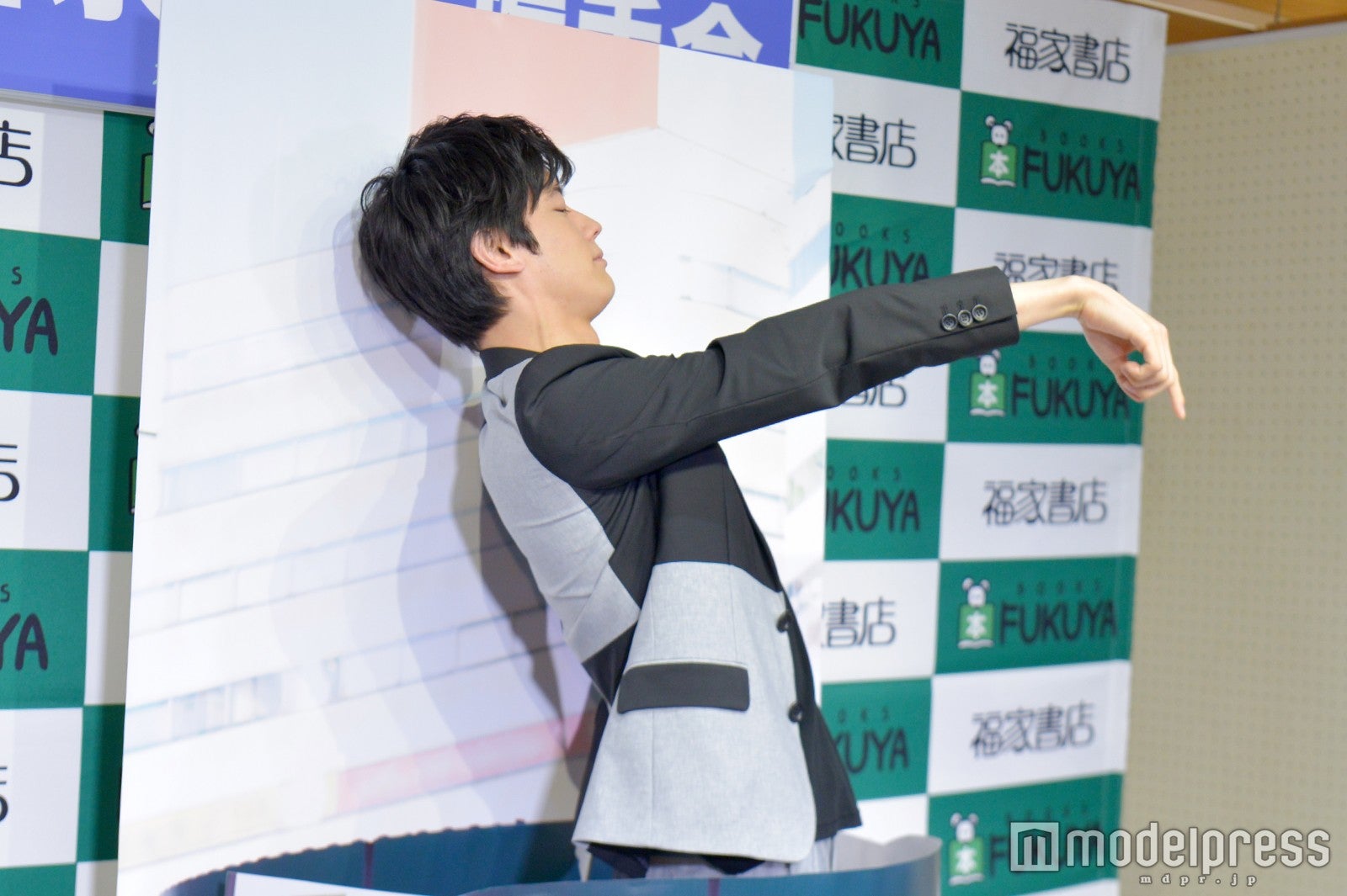 「見下すポーズ」を決める岩永徹也（C）モデルプレス